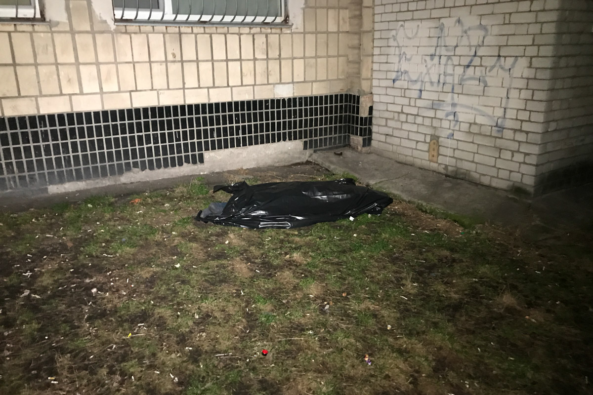В Киеве мужчина покончил жизнь самоубийством на глазах своих двух девочек В Киеве мужчина покончил жизнь самоубийством на глазах своих двух девочек
