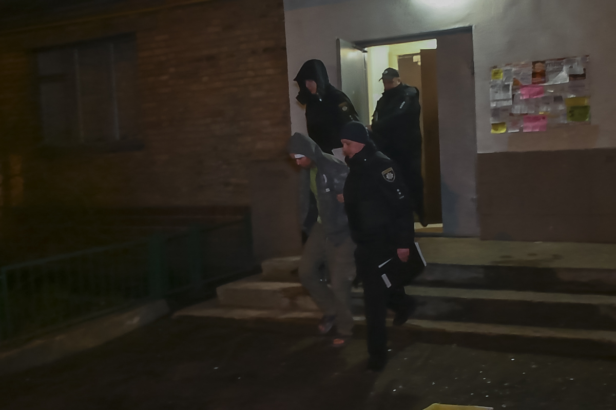 В подъезде жилого дома в Киеве задержали "невменяемого террориста"