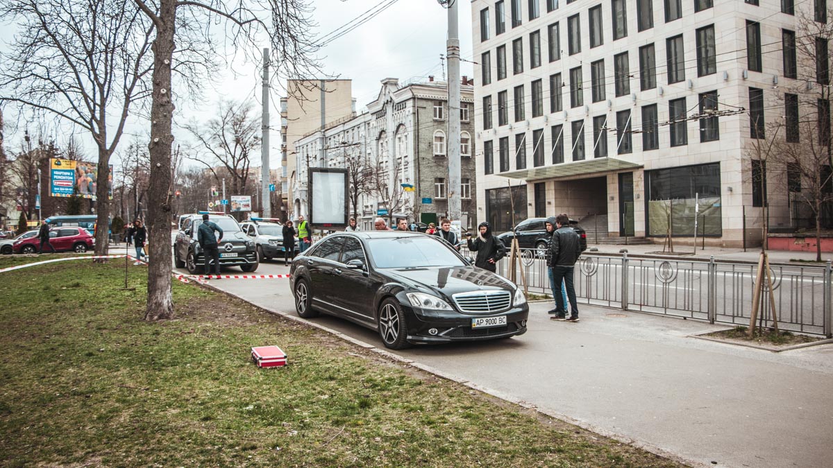 В центре Киева неизвестные расстреляли "Мерседес"