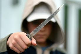На Печерске банда малолеток с ножом напала на супругов