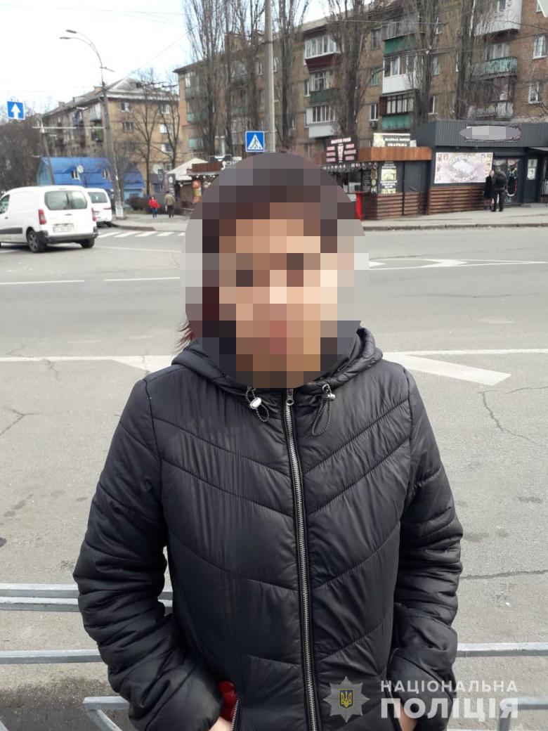 В Киеве молодая девушка умело ограбила пожилую женщину