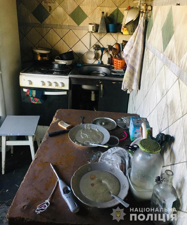 В Киеве у матери отобрали двух детей, которые сожгли свою квартиру