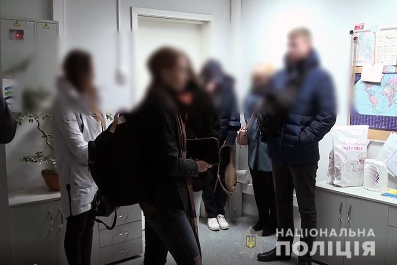 В аэропорту "Борисполь" полицейские не дали девушкам улететь "на отдых"