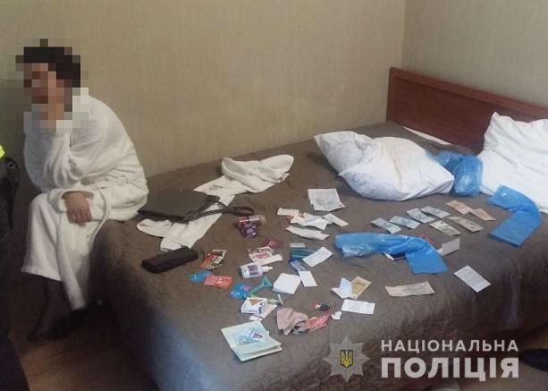 В Киеве полицейские прикрыли интим-центр, который работал во время карантина