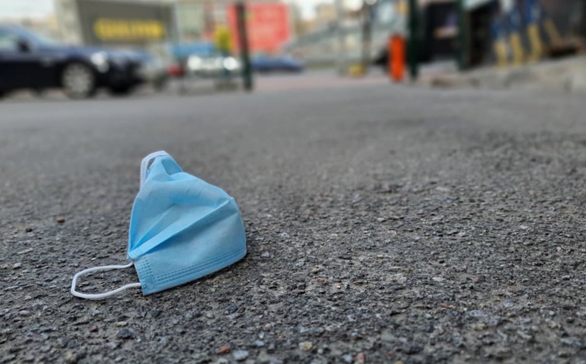 Выброшенные маски на улицах Киева могут быть с коронавирусом