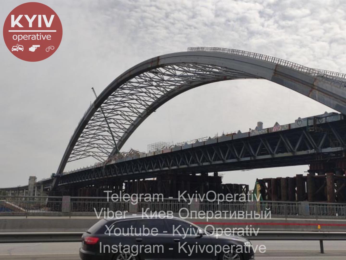 На недостроенном мосту в Киеве произошло ЧП - рухнули леса