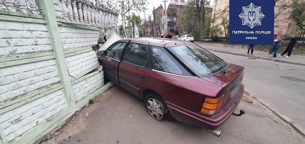 В Киеве пьяный 20-летний парень на "Ауди" пробил бетонный забор частного дома