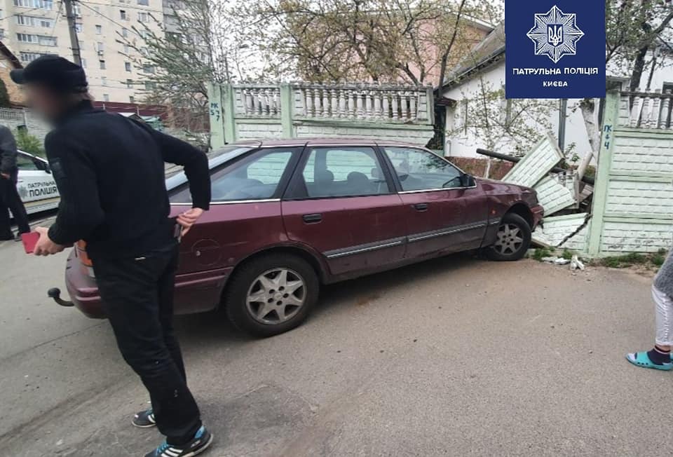 В Киеве пьяный 20-летний парень на "Ауди" пробил бетонный забор частного дома