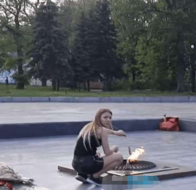 На Киевщине две девушки устроили пикник на вечном огне