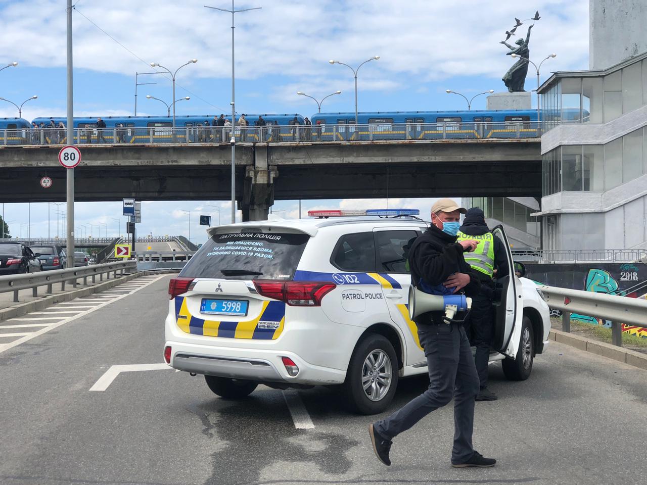 Житель Киевщины угрожал вместе с собой взорвать мост Метро. Все подробности Житель Киевщины угрожал вместе с собой взорвать мост Метро. Все подробности