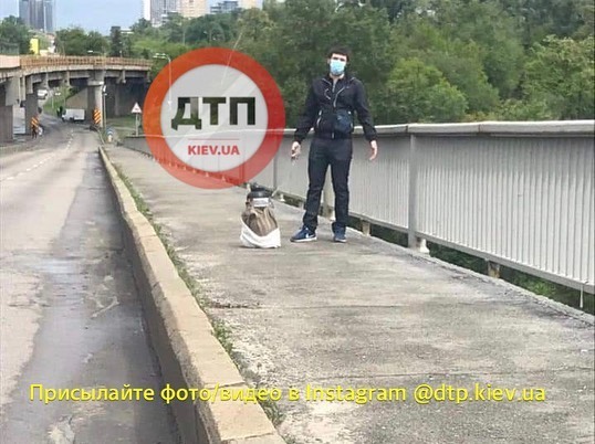 Житель Киевщины угрожал вместе с собой взорвать мост Метро. Все подробности