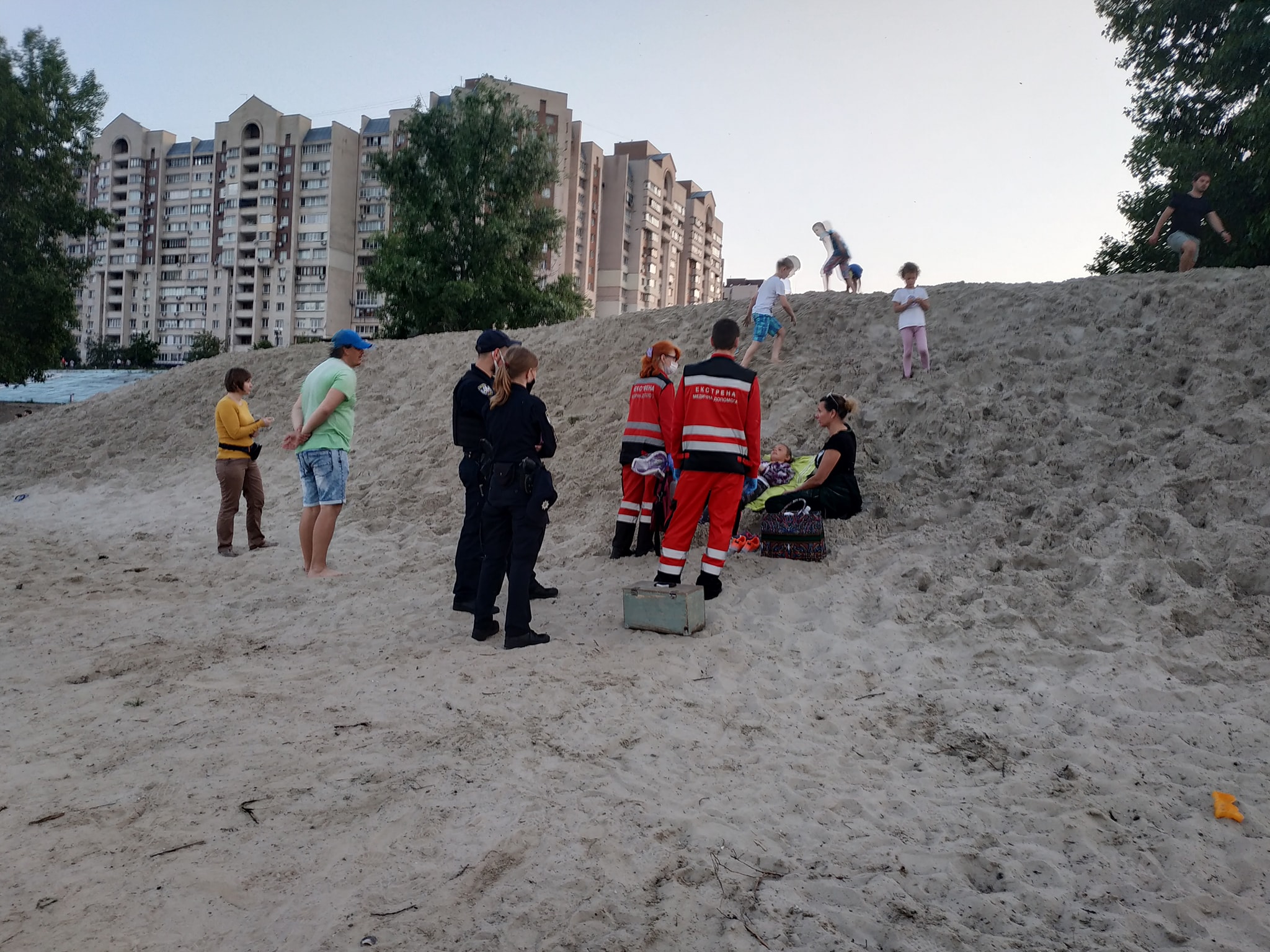 На Оболонской набережной 10-летнего ребенка засыпало грудой песка