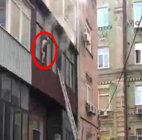 В центре Киева голый иностранец убил женщину и поджег квартиру