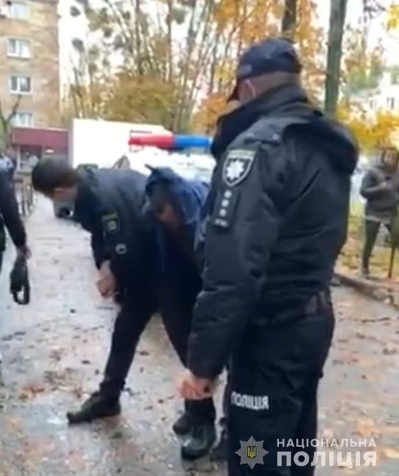 Под Киевом пьяный водитель набросился с кулаками на полицейских