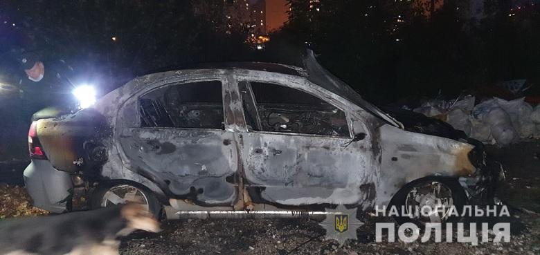 В Киеве пенсионеру сожгли автомобиль. Всему виной сухие листья