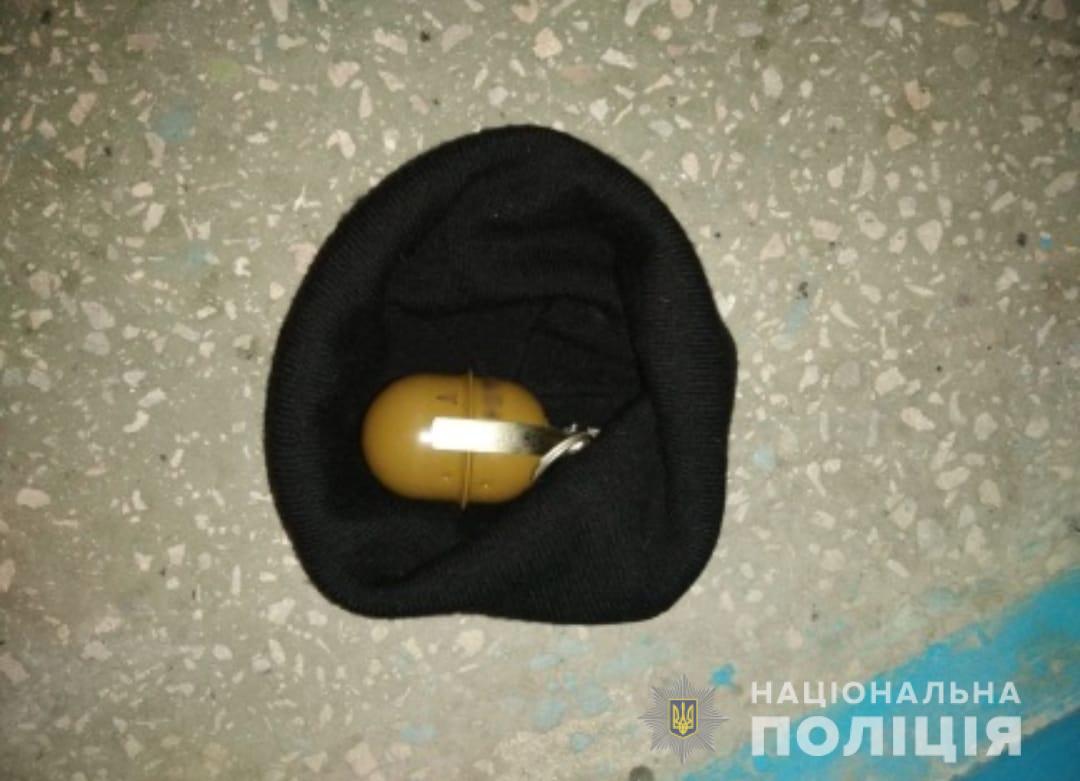 На Киевщине мужчина с гранатой взял в "заложники" свою семью