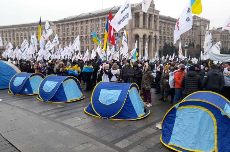 На Майдане в Киеве участники акции побили полицейских