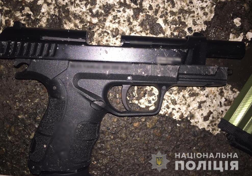 Под Киевом мужчина устроил стрельбу по прохожим из стартового пистолета