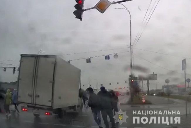 В Киеве грузовик насмерть сбил велосипедиста