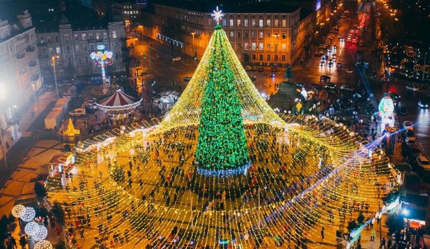 Елку на Софийской площади начнут разбирать 17 января