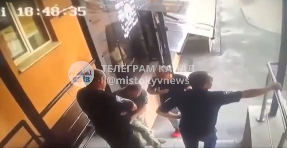 Посадовець Генштабу влаштував стрілянину у спальному районі Києва