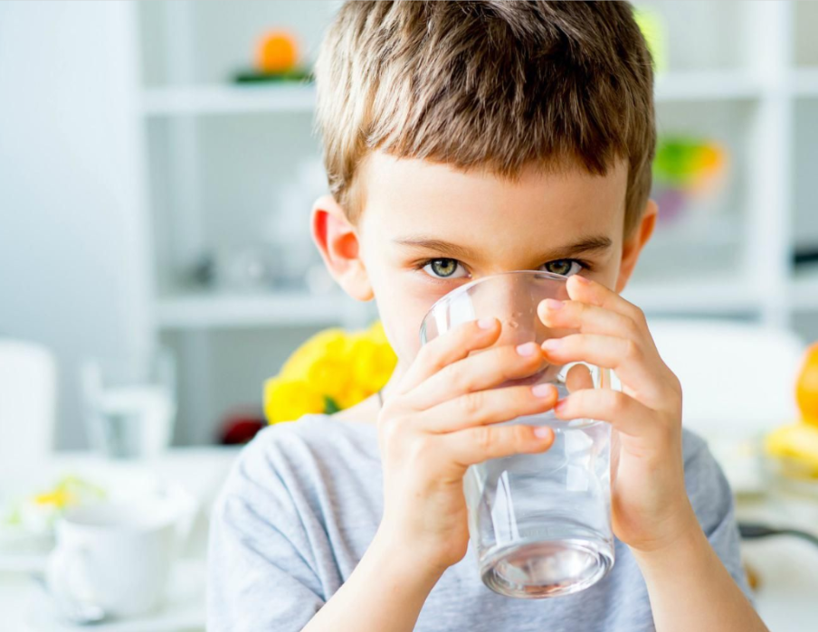 Как приучить ребенка пить воду