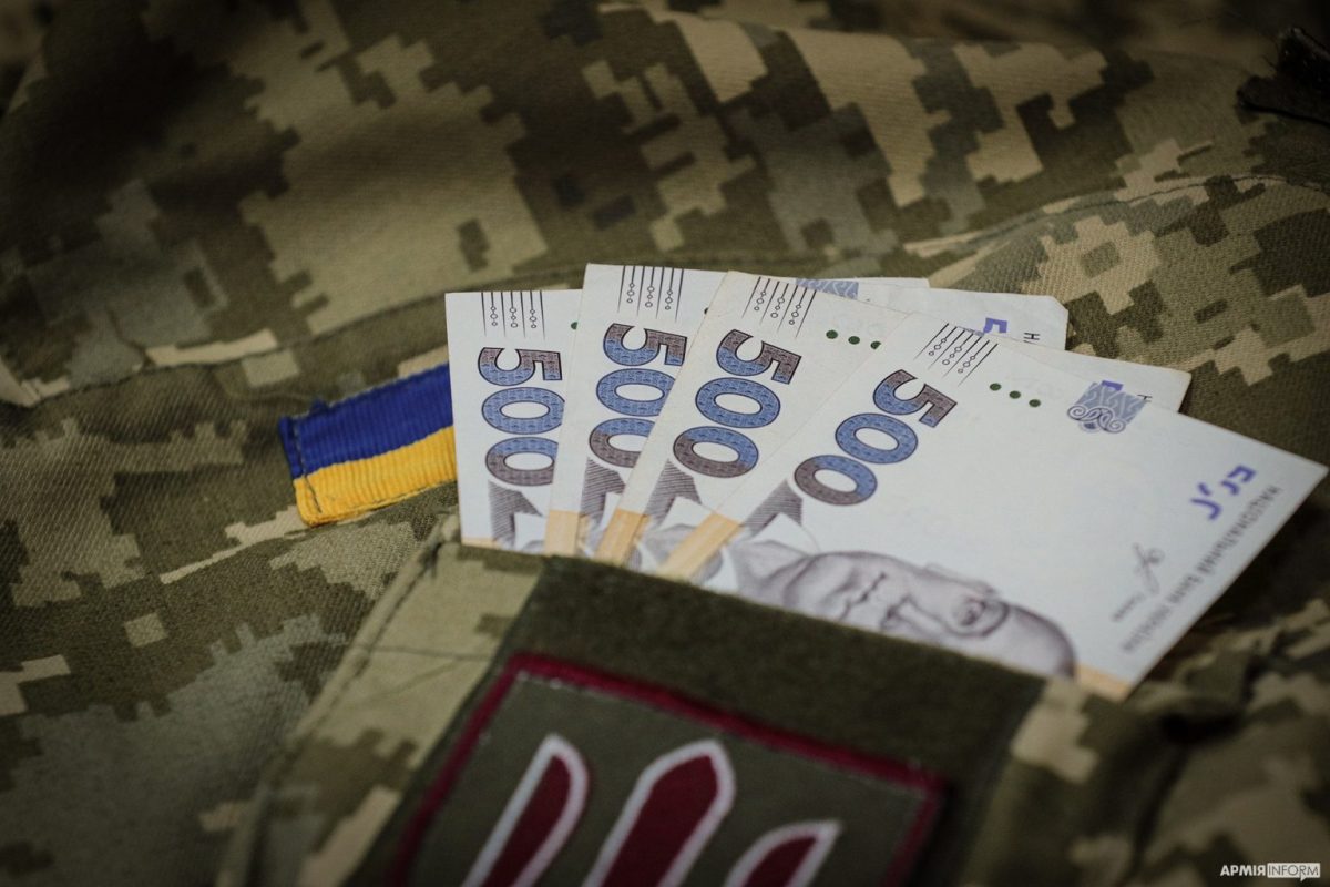 Пенсии военным пенсионерам Украины в 2023 году