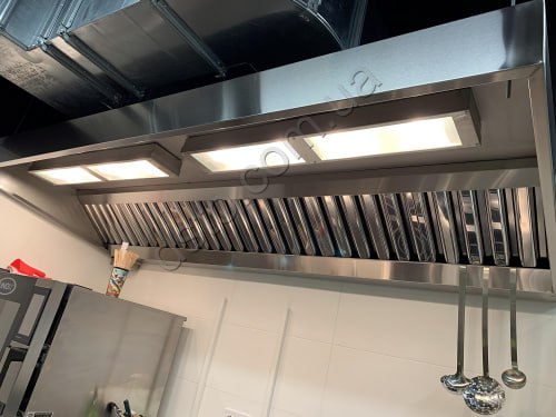 Вытяжной зонт для кухни, нержавеющий стол производственный и прочее оборудование пищепрома
